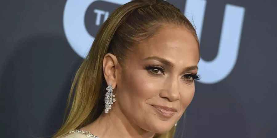 «Ihr seid zu mehr auserwählt worden, als nur auf das College zu gehen und einen Job anzunehmen. Ihr seid dazu auserwählt worden, die Welt zu verändern», sagt Jennifer Lopez. Foto: Jordan Strauss/Invision/AP/dpa