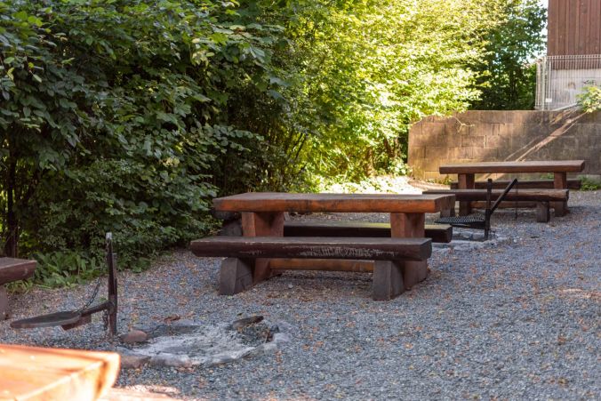 Die Pirol-Hütte hat viele Sitzmöglichkeiten, direkt am Feuer.