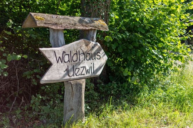 Der Richtungshinweis zum Waldhaus Uezwil.
