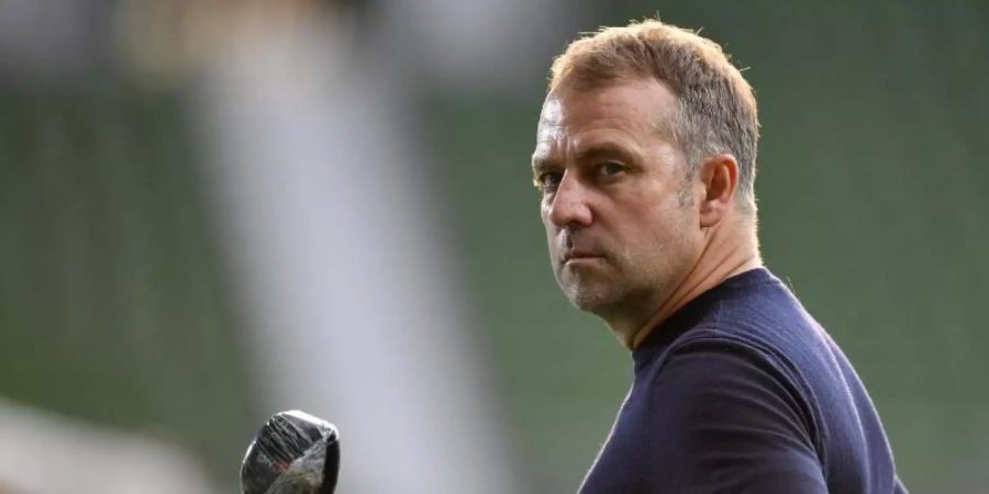 Bayerns Trainer Hansi Flick gibt vor dem Spiel ein Interview. Foto: Martin Meissner/AP-Pool/dpa