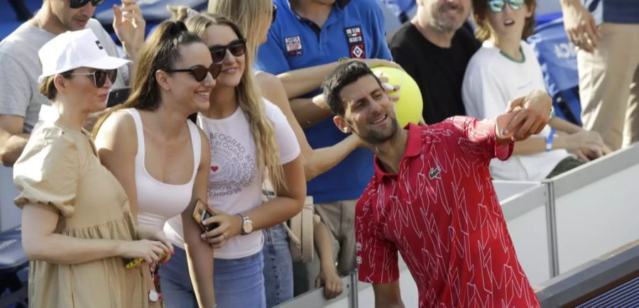 Novak Djokovic in regem Austausch mit den Fans. In Serbien sind Sportveranstaltungen mit Zuschauern seit dem 1. Juni wieder erlaubt.