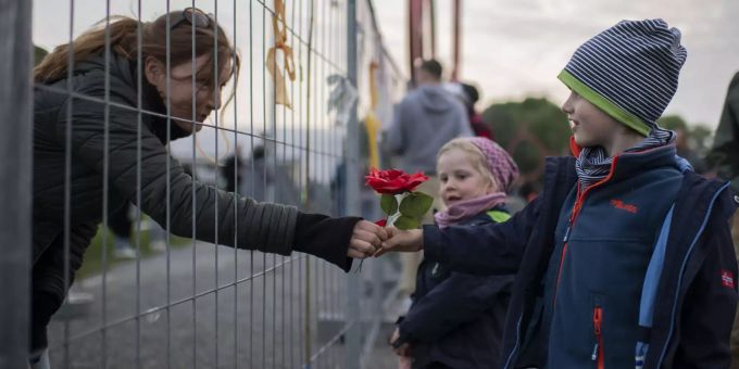 Menschen feiern nach dem Abbau des doppelten Grenzzauns zwischen Kreuzlingen in der Schweiz und Konstanz in Deutschland. j