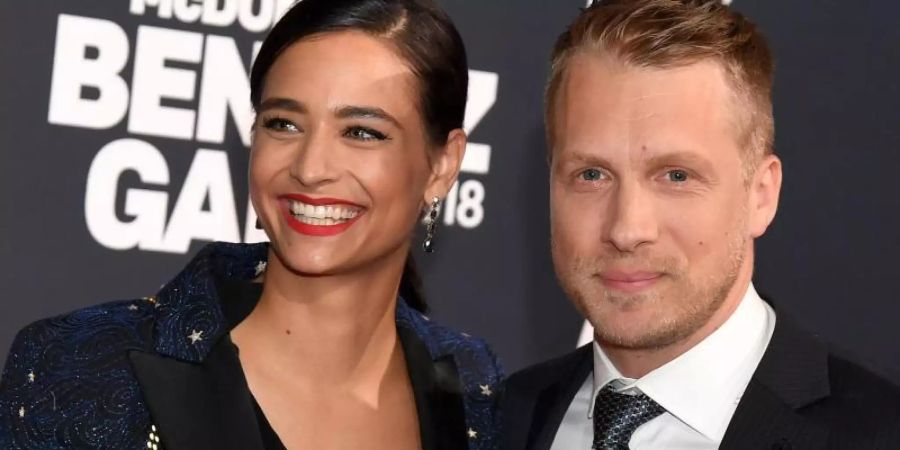 In vier Teilen sind der Comedian Oliver Pocher und seine Ehefraubei der Late-Night-Show zu sehen. Foto: Tobias Hase/dpa