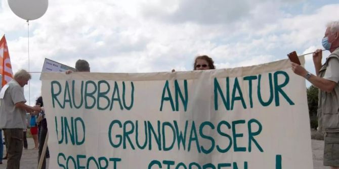 Demonstration gegen Fabrik von Tesla