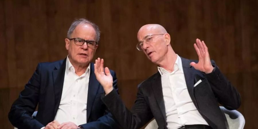 Die Architekten Pierre de Meuron (l) und Jacques Herzog 2017 in Hamburg. Herzog wird jetzt 70. Foto: picture alliance / Christian Charisius/dpa