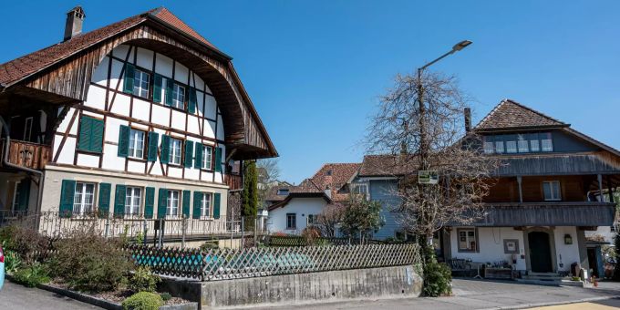 Ursprüngliches Stettlen mit Bauernhäusern im Dorfzentrum. - Stettlen Ursprüngliches Stettlen mit Bauernhäusern im Dorfzentrum. - Stettlen