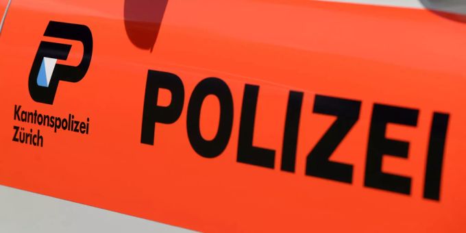 Lastwagenkran kollidiert mit Gerüst Lastwagenkran kollidiert mit Gerüst