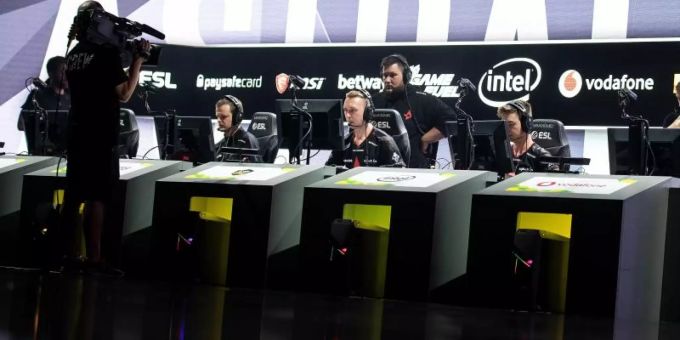 Die Spieler des Teams Astralis sitzen bei der ESL One Cologne 2019 auf der Bühne. Foto: Marius Becker/dpa Team Astralis