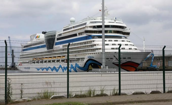 Die AIDAblu der Reederei Aida Cruises liegt im Seehafen Rostock. Der Sicherheitsbereich am Hafenbecken ist eingezäunt. 10 Corona-Fälle bei Aida-Crewmitgliedern