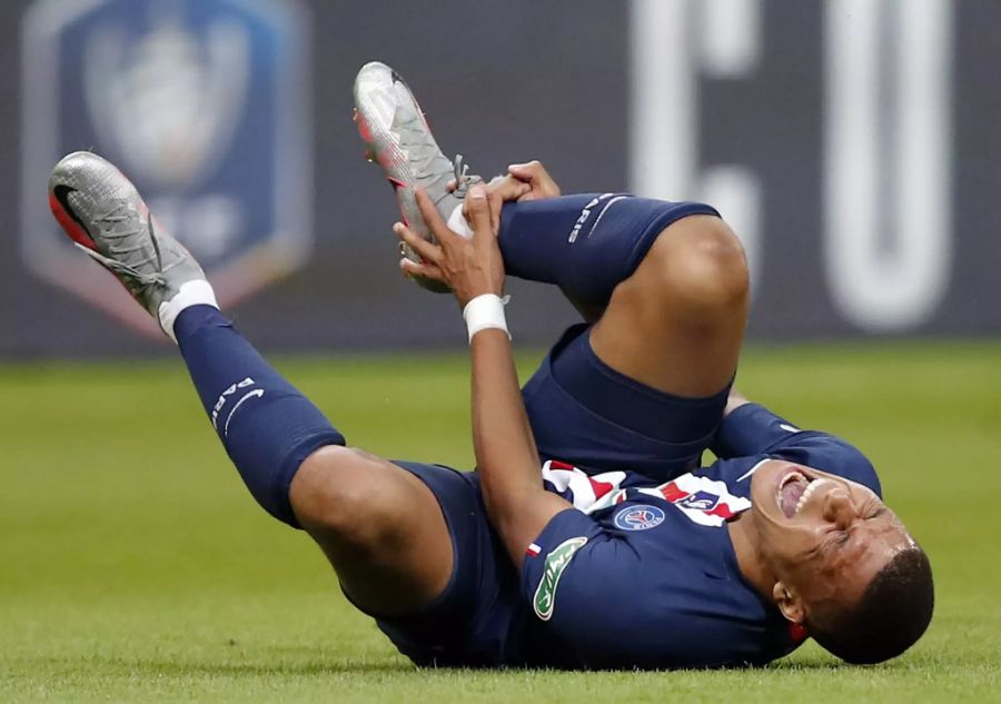 Kylian Mbappé wälzt sich nach dem Foul minutenlang auf dem Rasen.