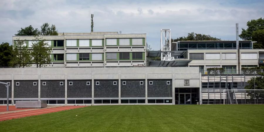 Blick auf einen Teil der Schulanlage Blindenmoos in Schliern bei Köniz.