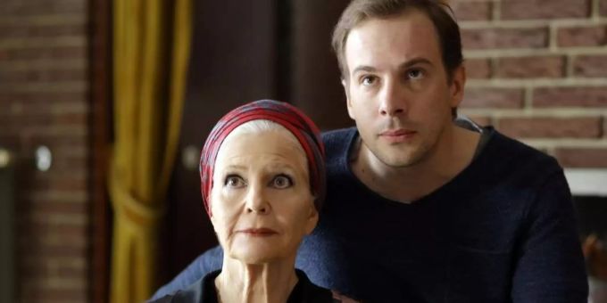 Schriftstellerin Madeleine Montana (Christiane Hörbiger) und ihr Sohn Oliver Sandberg (Florian Teichtmeister) können es nicht fassen, als die Geschichten im Buch plötzlich Wirklichkeit werden. Foto: Petro Domenigg/ZDF/dpa Schriftstellerin Madeleine Montana (Christiane Hörbiger) und ihr Sohn Oliver Sandberg (Florian Teichtmeister) können es nicht fassen, als die Geschichten im Buch plötzlich Wirklichkeit werden. Foto: Petro Domenigg/ZDF/dpa