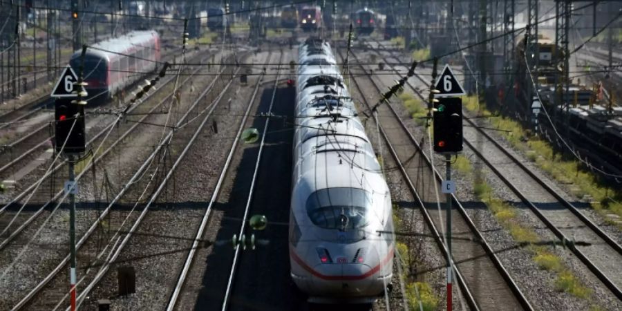 ICE der Deutschen Bahn vor dem Münchner Hauptbahnhof