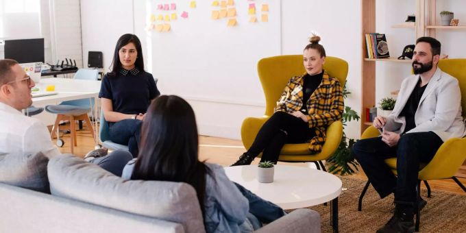 Eine gute Stimmung am Arbeitsplatz ist für die meisten Menschen wichtig. Menschen diskutieren
