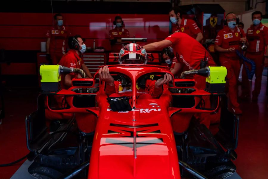 Charles Leclerc klettert in das Cockpit des Ferrari SF71H in Mugello.