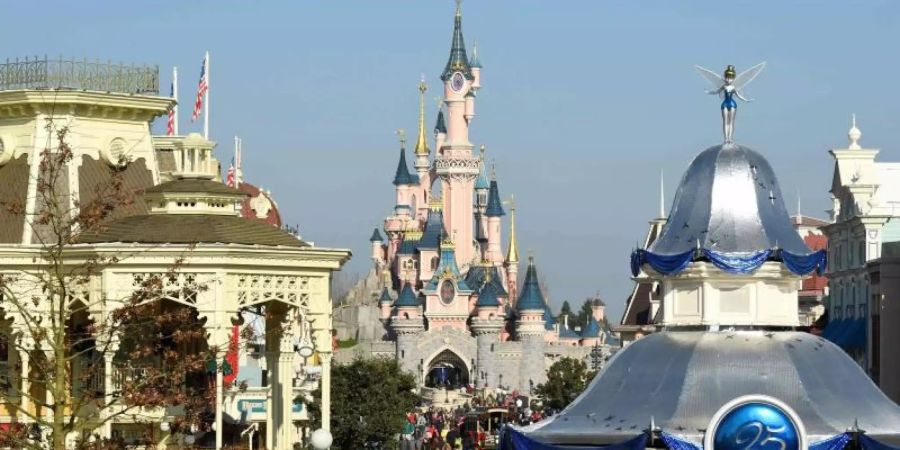 Das Disneyland Paris soll am 15. Juli wieder öffnen. Foto: Bertrand Guay/AFP/dpa/Archiv