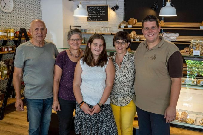 3 Generationen Sahli vereint im neuen Laden: vl.: Paul, Margrith, Daria, Susanne und Renato