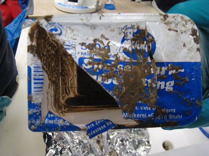 Abgesehen von etwas Schmutz war das Plastikmaterial auch nach zwei Jahrzehnten in der Tiefsee wie neu, wie die Analysen zeigten. Quarkbecher