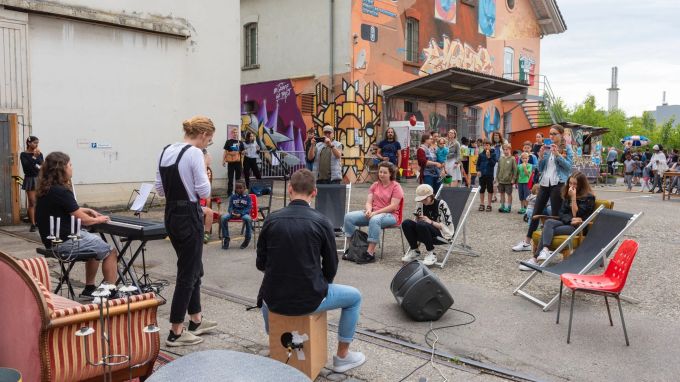 Timo Gloor (Vocals), Milo Heer (Keyboard), Luca Romeo (Cajon) performen Jazz- und Popsongs.