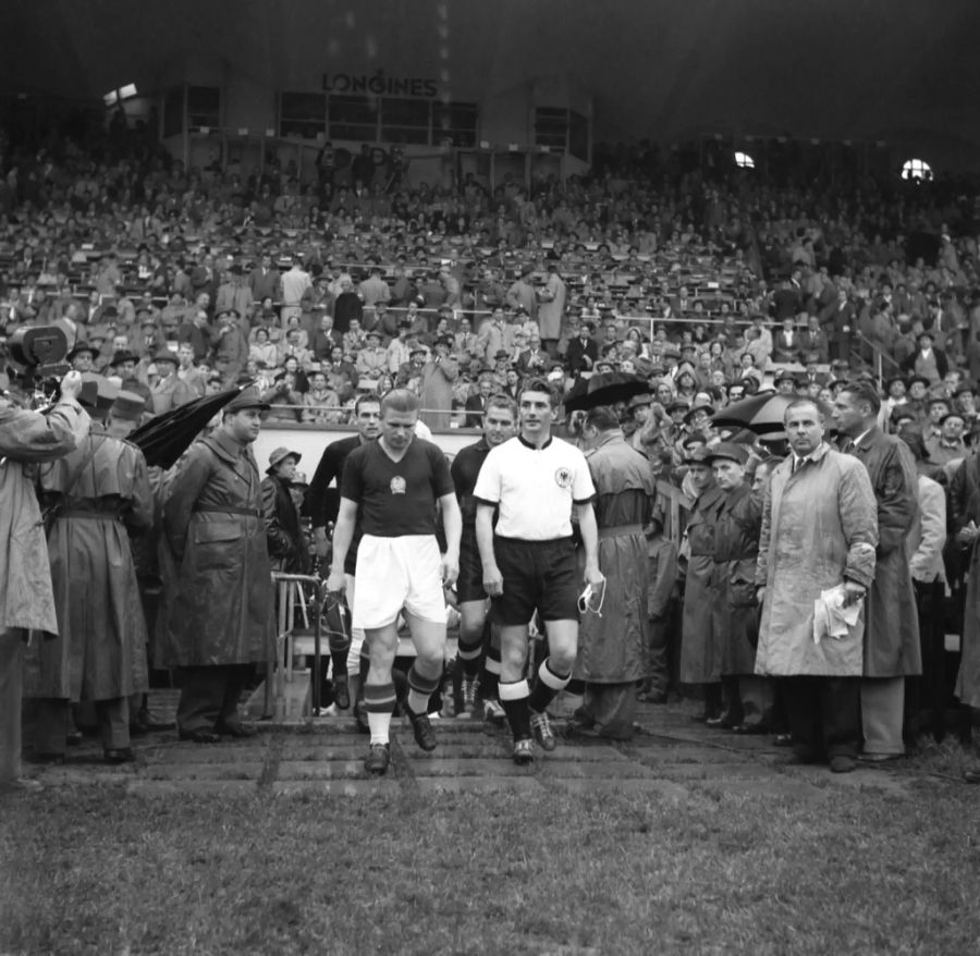 Der Einmarsch im Wankdorf-Stadion in Bern.