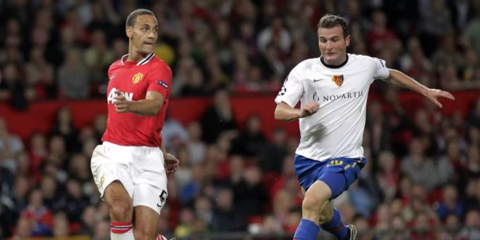 Rio Ferdinand (l.), Club-Legende von Manchester United, im Duell mit Basels Alex Frei in der Champions-League-Saison 2011/12. Manchester United