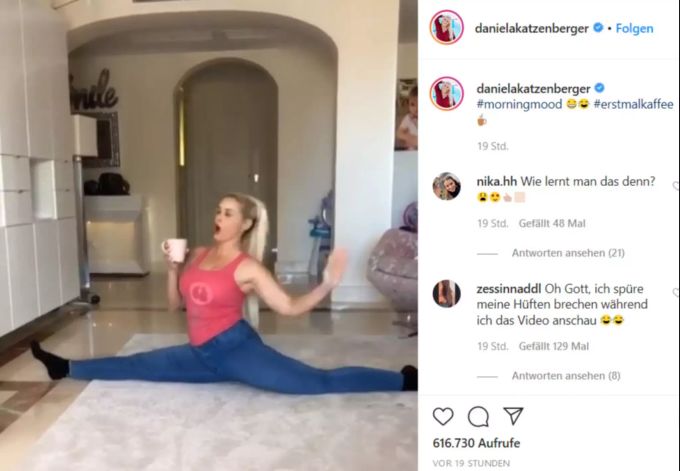 Ganz gemütlich geht die Katze tief runter und macht einen Spagat in ihrer Jeans. Daniela Katzenberger