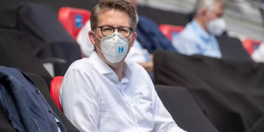 Markus Blume, CSU-Generalsekretär, verfolgt die Bundestagslistenaufstellung von der Tribüne im Frankenstadion in Nürnberg. Foto: Daniel Karmann/dpa