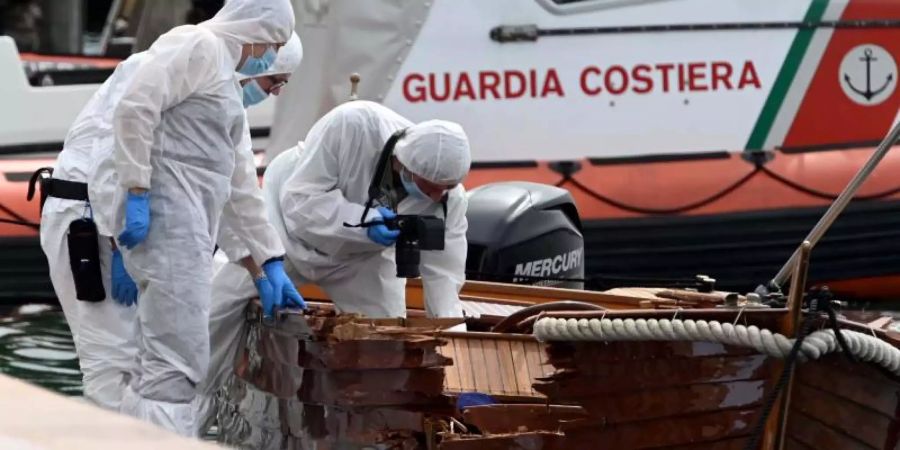 Italienische Forensiker bei der Arbeit. Foto: Gabriele Strada/AP/dpa
