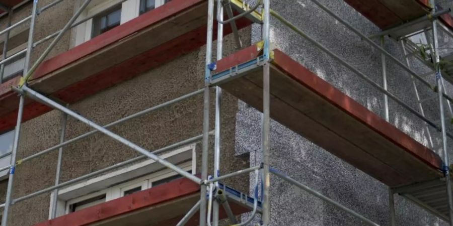 Zusätzliche 5,5 Milliarden Euro sollen bis 2025 in die energetische Sanierung von Wohngebäuden und den klimafreundlichen Neubau oder die Sanierung von Sozialwohnungen fliessen. Foto: Marc Tirl/dpa-Zentralbild/dpa