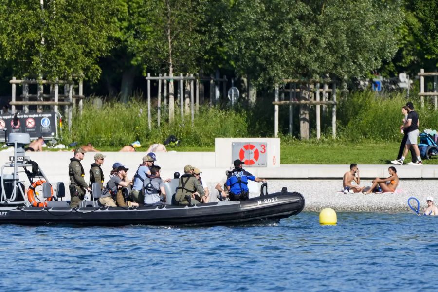 Auf dem Genfersee patroullieren schon den ganzen Tag Polizeiboote. Der See um Genf ist für die Schifffahrt gesperrt worden.