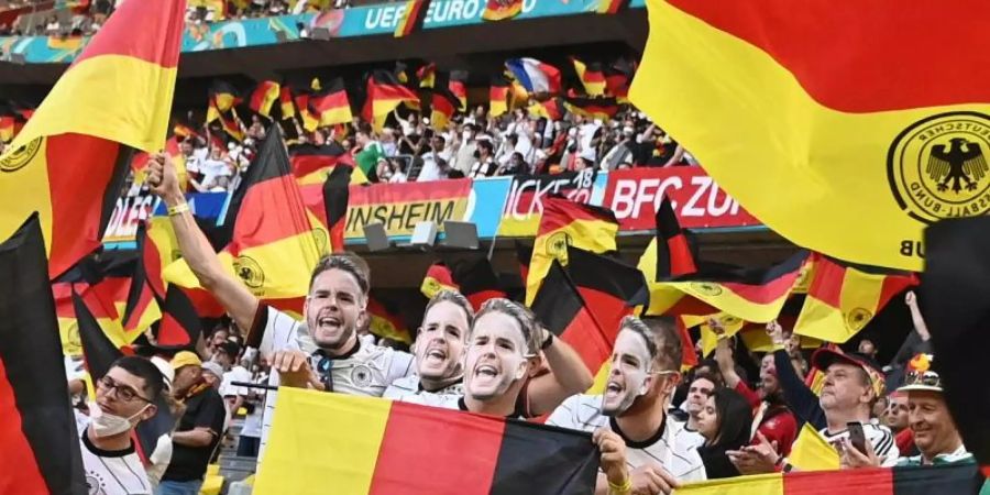 14.500 Fans hatten Karten ergattert, um das EM-Auftaktspiel von Deutschland gegen Frankreich live zu sehen. Foto: Federico Gambarini/dpa