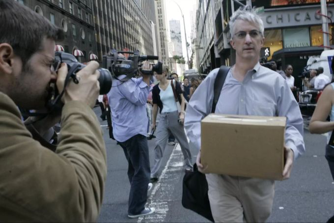 Ein Mann verlässt in 2008 die Zentrale der Investment-Bank Lehman Brothers, die damals Konkurs meldete. Bitcoin