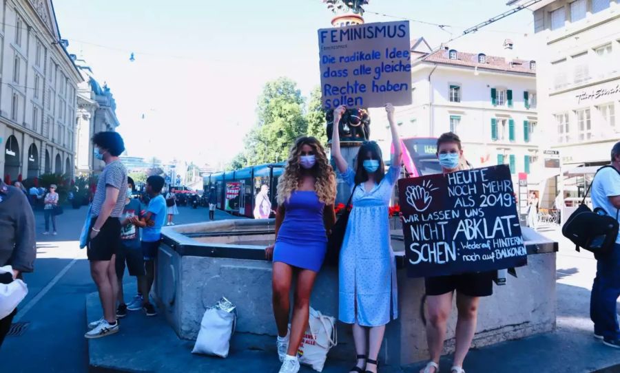 Diese drei Frauen waren schon lange vor Start des Umzugs um 18 Uhr in Bern.