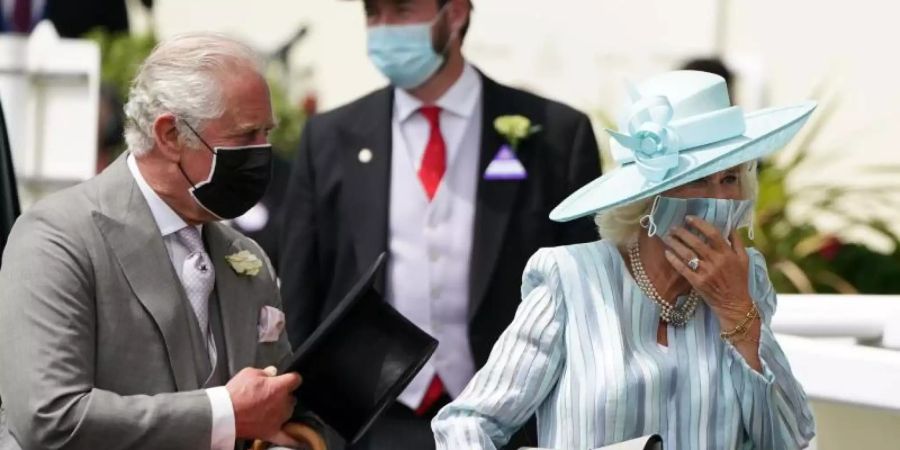 Der britische Prinz Charles und seine Frau Camilla bei der Ankunft in Ascot.. Foto: Andrew Matthews/PA Wire/dpa