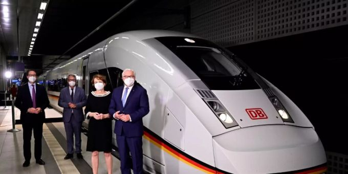 Verkehrsminister Andreas Scheuer und Bundespräsident Frank-Walter Steinmeier beim ICE-Jubiläum. ICE-Jubiläum
