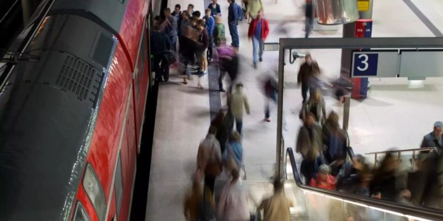 In den vergangenen Jahren gab es bei den Pendlerzahlen zwischen den Bundesländern einen deutlichen Anstieg. Von Brandenburg nach Berlin waren 2020 die meisten Berufspendler unterwegs. Foto: Kay Nietfeld/dpa