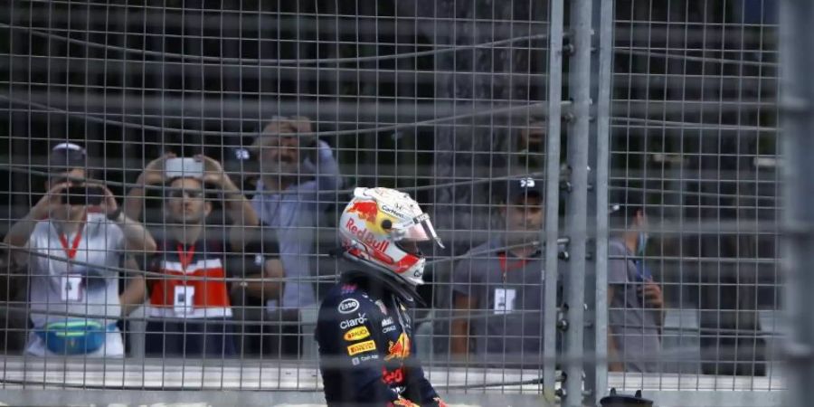 Max Verstappen sitzt nach dem Renn-Aus durch einen Reifenplatzer auf seinem Rennwagen. Foto: Maxim Shemetov/Pool Reuters/AP/dpa