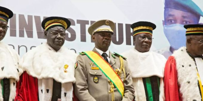 Oberst Assimi Goïta (m.) bei seiner Amtseinführung als Präsident ¨mali