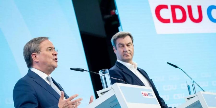 Kanzlerkandidat Armin Laschet (l) und CSU-Chef Markus Söder stellen das Programm von CDU und CSU vor. Foto: Kay Nietfeld/dpa