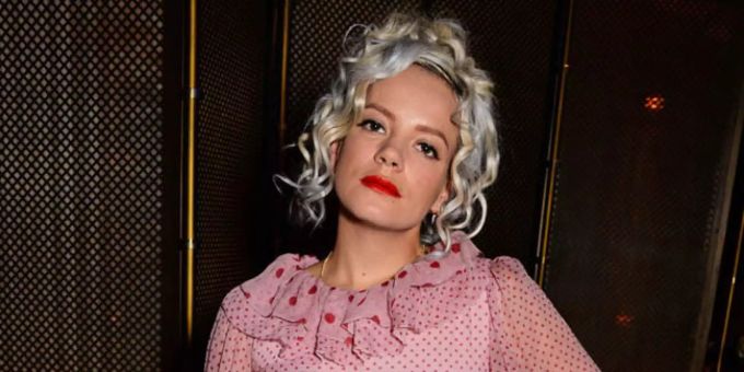 Lily Allen gibt ihr West End-Debüt. lily allen