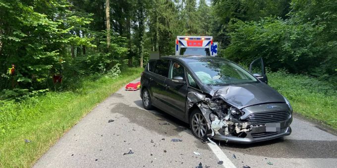 Der Motorradfahrer musste mit schweren Verletzungen mittels Rettungshelikopter ins Spital geflogen werden. Unfall