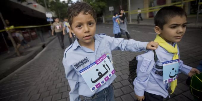 Im Nahen Osten können mehr als die Hälfte der Zehnjährigen nicht richtig lesen. Kinder lesen
