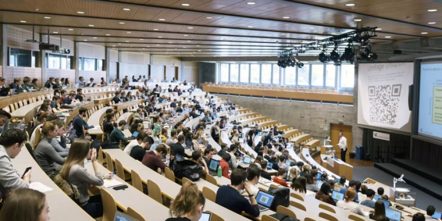 Wer richtig gut verdienen will, der mache eine IT-Ausbildung, am besten auf tertiärer Stufe. Wer die Minimalvariante der Lehre wählt und dann auch noch in einem schlecht bezahlten Berufsfeld wie beispielsweise Verkauf, hat gut und gern ein Viertel weniger in der virtuellen Lohntüte. (Symbolbild).