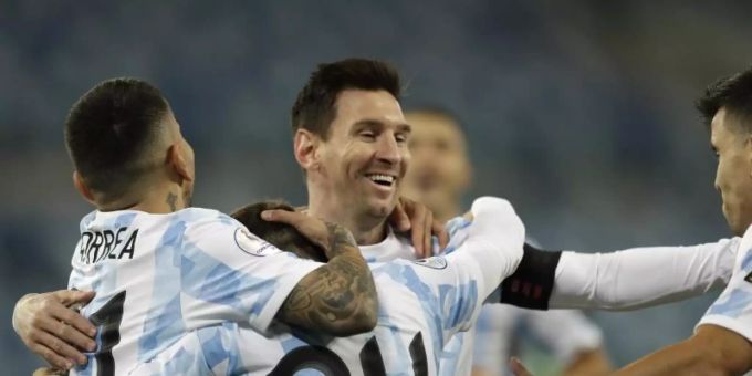 Alejandro Gomez feiert mit seinen Teamkollegen Lionel Messi (2.v.r), Marcos Acuna (r) und Angel Correa. Foto: Bruna Prado/AP/dpa Alejandro Gomez feiert mit seinen Teamkollegen Lionel Messi (2.v.r), Marcos Acuna (r) und Angel Correa. Foto: Bruna Prado/AP/dpa