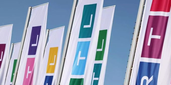 Fahnen mit dem neuen Logo des Fernsehsenders RTL wehen vor dem Gebäude. Foto: Oliver Berg/dpa Fahnen mit dem neuen Logo des Fernsehsenders RTL wehen vor dem Gebäude. Foto: Oliver Berg/dpa