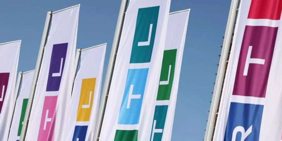 Fahnen mit dem neuen Logo des Fernsehsenders RTL wehen vor dem Gebäude. Foto: Oliver Berg/dpa