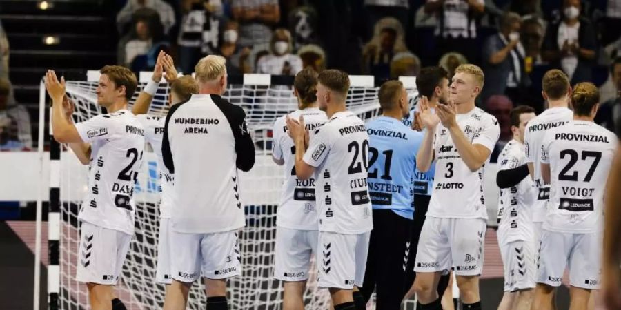 Die Spieler des THW Kiel feiern den Heimsieg gegen Lemgo. Foto: Frank Molter/dpa