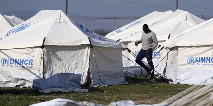 ARCHIV - Ein Mensch geht an den Zelten in einem Flüchtlingslager auf Zypern vorbei. Das EU-Mitgliedsland Zypern hat erneut ankommende Migranten zurückgeschickt. Foto: Petros Karadjias/AP/dpa ARCHIV - Ein Mensch geht an den Zelten in einem Flüchtlingslager auf Zypern vorbei. Das EU-Mitgliedsland Zypern hat erneut ankommende Migranten zurückgeschickt. Foto: Petros Karadjias/AP/dpa