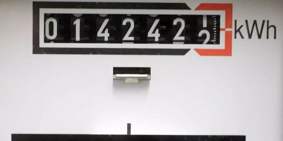 Für Strom könnte ein Haushalt im Jahr mit Mehrkosten von 50 Euro rechnen. Foto: Jens Wolf/dpa/Symbolbild
