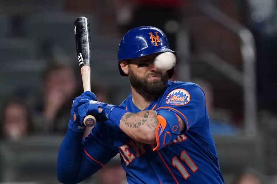 Schock-Moment für Pillar: Mit voller Wucht kracht der Baseball in sein Gesicht.